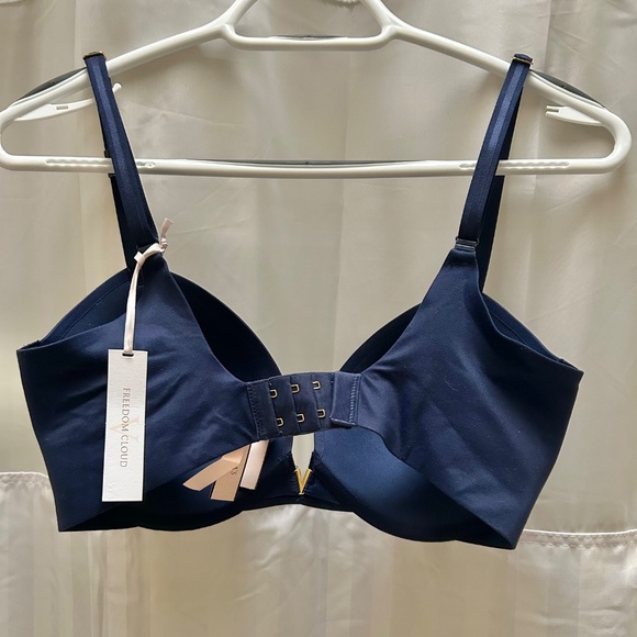 VICTORIA'S SECRET Freedom Cloud NWT - Picture 2 of 2